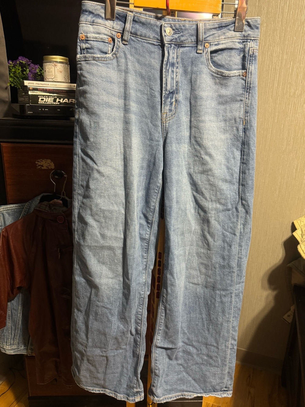 American Eagle Super High-Rise Baggy Wide Leg Jeans Light Wash Sz. 4 Short
